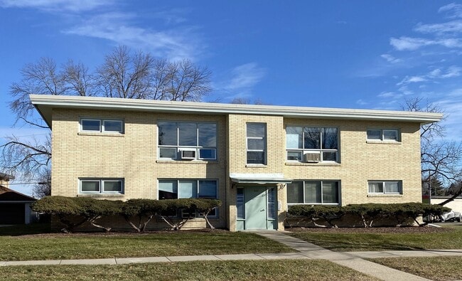 Building Photo - Newley Remodeled 1bed 1bath located near the Vilas neighborhood and hospitals Unit 5