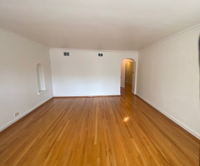 Photo - 8352 S Maryland Ave Unidad 1s