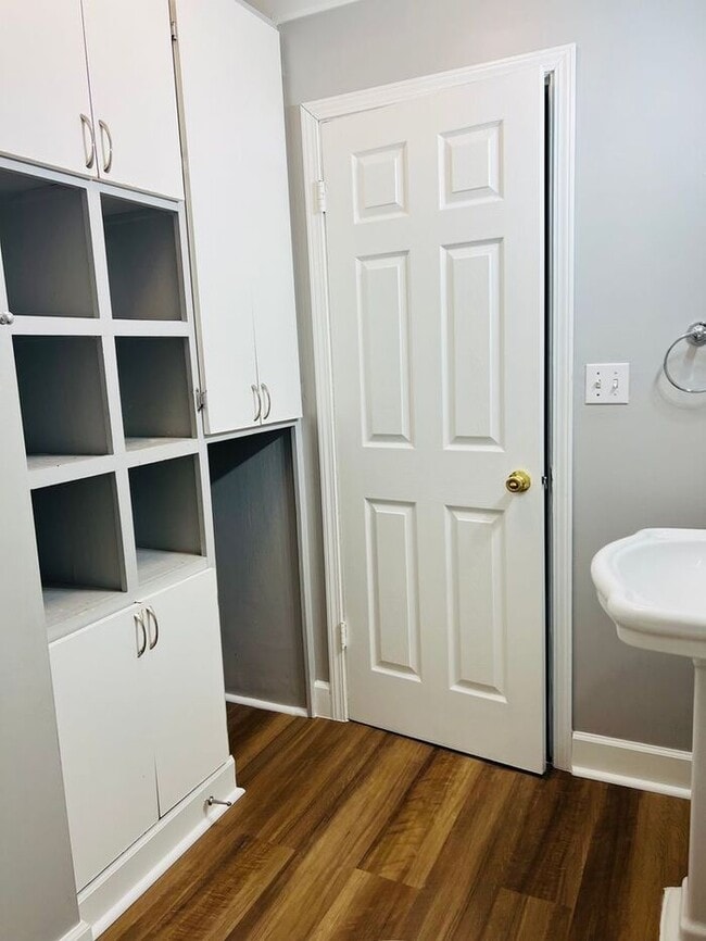 Building Photo - SPACIOUS 3 BR HOME HUGE BACKYARD