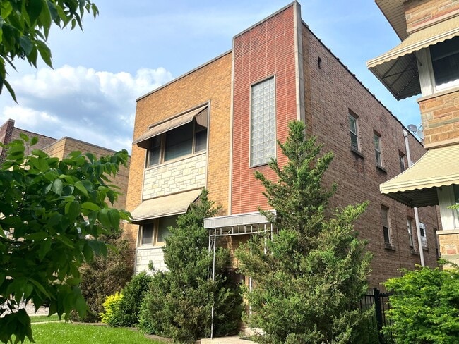 Building Photo - 1915 Oak Park Ave Unit Garden