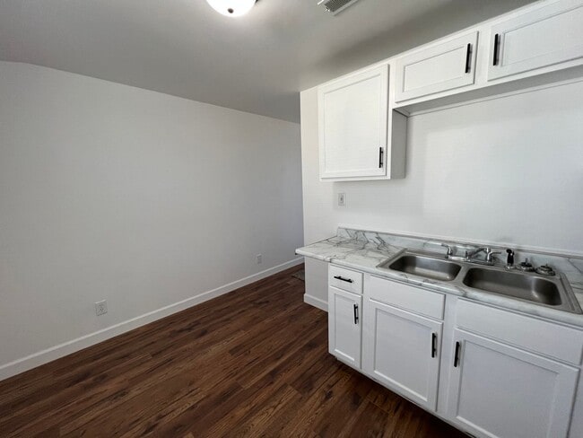 Photo - Large newly remodeled one bedroom one bath apartment for lease now. Apply Today! Unidad 647 1/2 Ohio St.