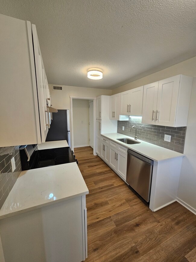 Completely updated kitchen with quartz countertops and stainless steel appliances - 93 Heritage Vlg Unidad B
