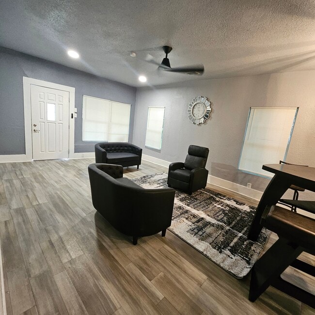 Photo - 2846 Metropolitan Ave