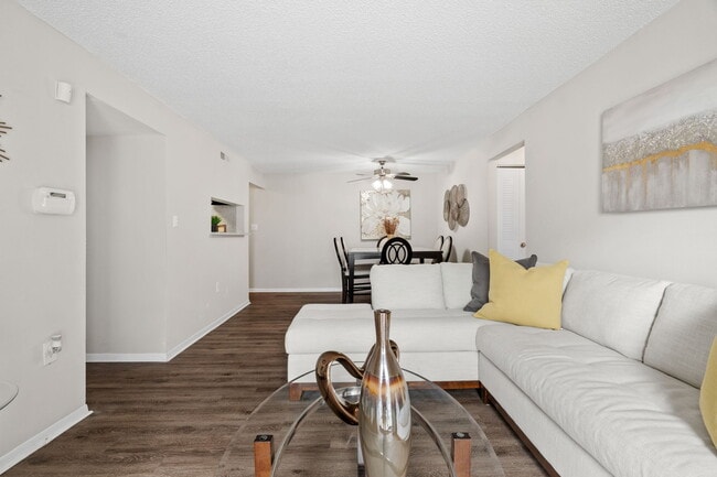 Hickory - 2 Bed / 2 Bath - 855 Sq.Ft.