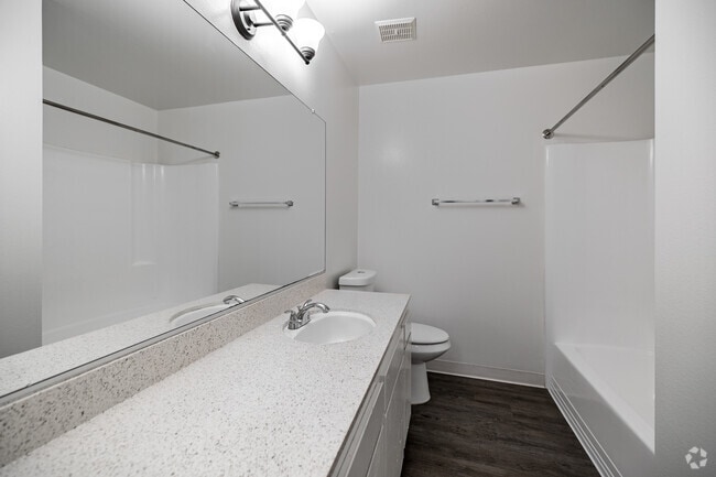 2BR, 1BA - 960SF - Bathroom - Rancho Del Monte