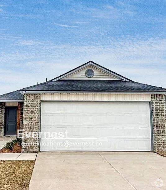 Building Photo - 3-Room Home with Modern Amenities and Idea...