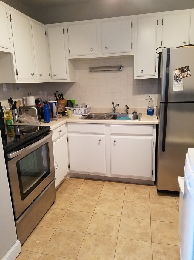 Kitchen - 607 W Wrightwood Ave Unit 812