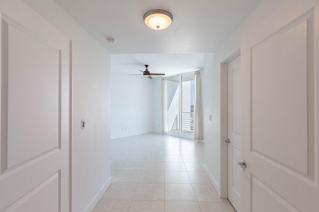 Photo - 315 NE 3rd Ave Unidad 1706