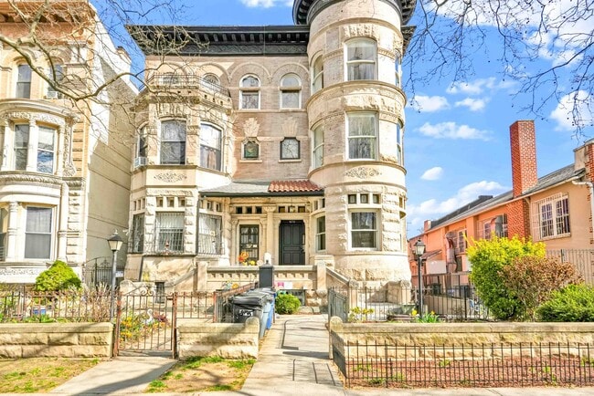 Building Photo - Serene and Bright ,Well-Appointed 1 bedroom - Historic Crown Heights North