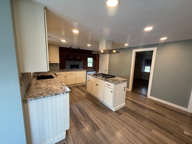 Photo - 40 W Quasset Rd