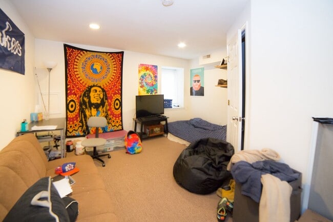 Building Photo - Newly Renovated Temple Apartment Unit A