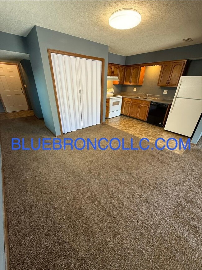 Photo - Spacious 3 bedroom with a great layout