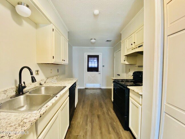 Photo - 105 Williamsburg Cir