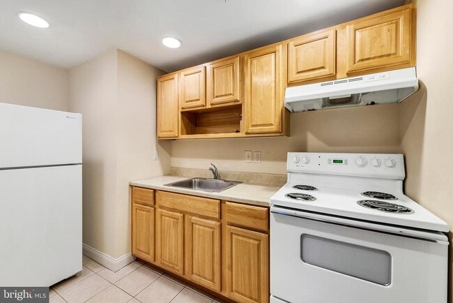 Building Photo - 1933 Christian St Unit 24