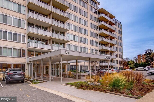 Building Photo - 1301 S Arlington Ridge Rd Unit 811