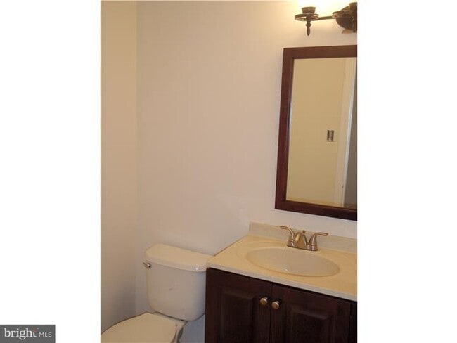 Photo - 404 Hopkins Ct