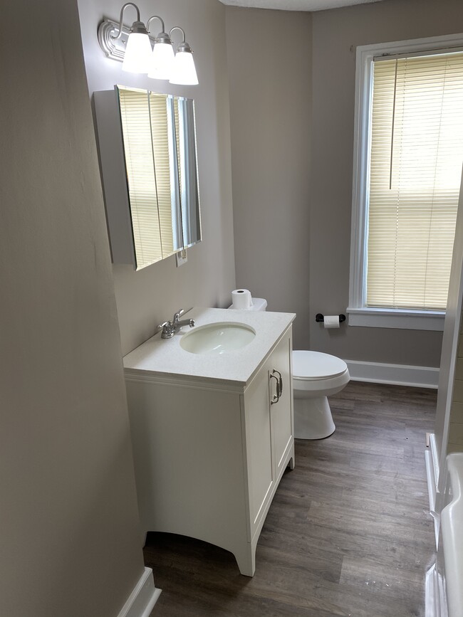 Baño - 433 Spink St.