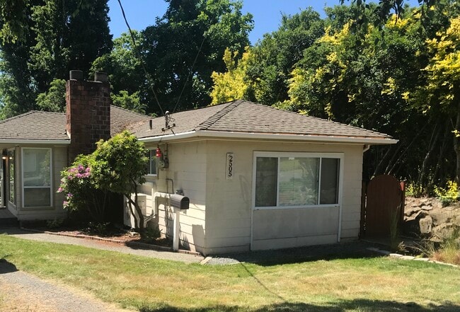 Building Photo - 2505 NE 82nd St Rental