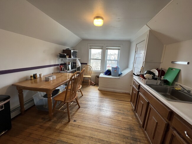 Photo - 11 Burnham St Apartments Unit 3