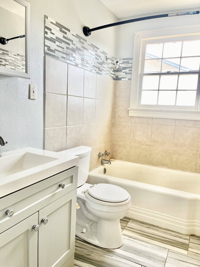 Photo - 2195 Glenmore Ave