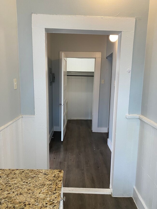 Photo - **MOVE-IN SPECIAL**  Vintage 1-Bedroom Near The Pearl Unidad 3