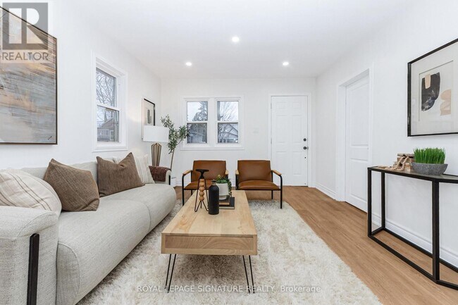 Photo - 377 Adelaide Ave W