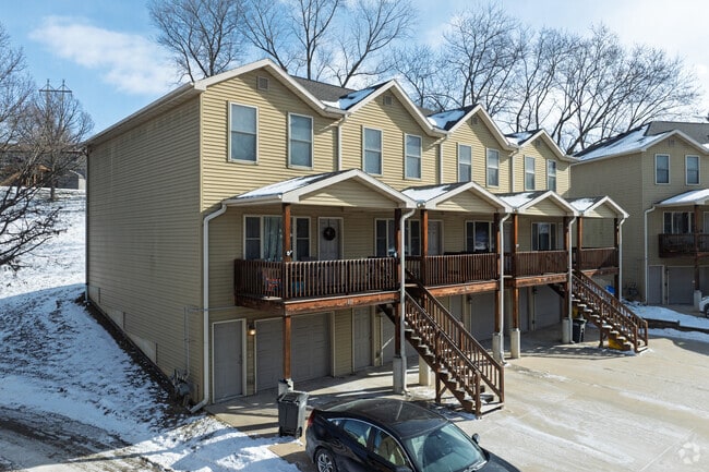 Building Photo - Hawkeye Townhomes
