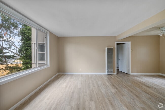 2 bed, 1 bath, 720 sq ft