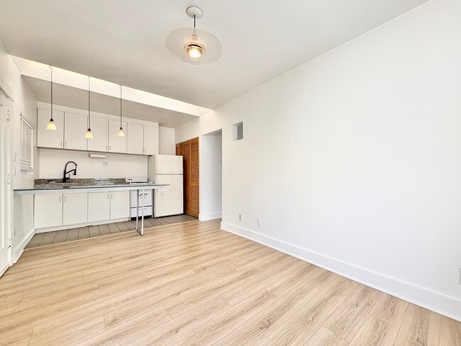 Building Photo - 2816 Arizona Ave Unit 6