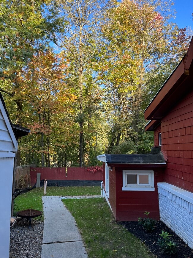 Building Photo - 8 Dixon Ln Unit Rear