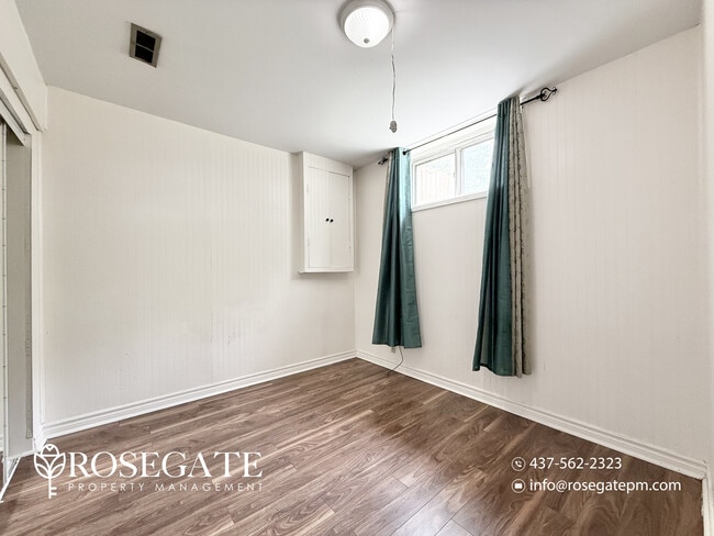 Photo - All-Inclusive 2-Bedroom Corner Basement Apartment – Pet Friendly – Scarborough Unité 2