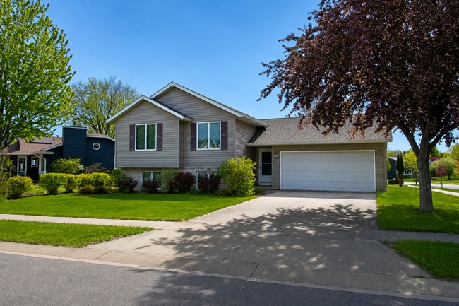 Building Photo - Bright 4BR on Corner Lot in SW Rochester