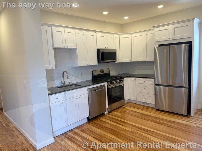 Building Photo - 170 Putnam Ave Unit 2