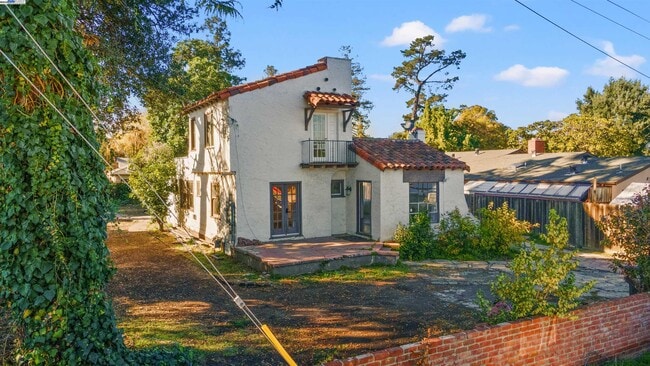 Building Photo - 2081 Oakwood Dr