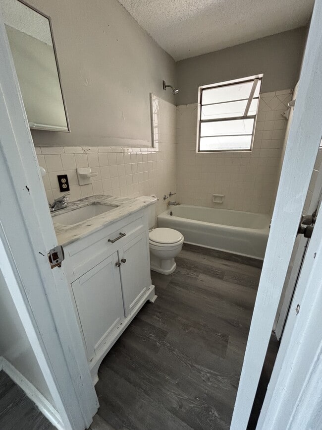 Photo - 126 Jelk St