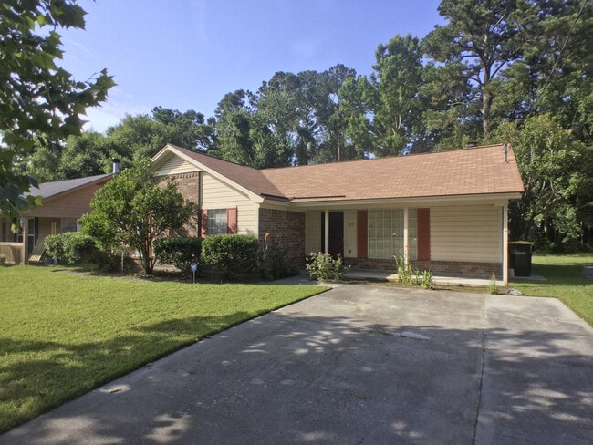 Building Photo - ***Coming Soon***Updated Three Bedroom Hom... Rental