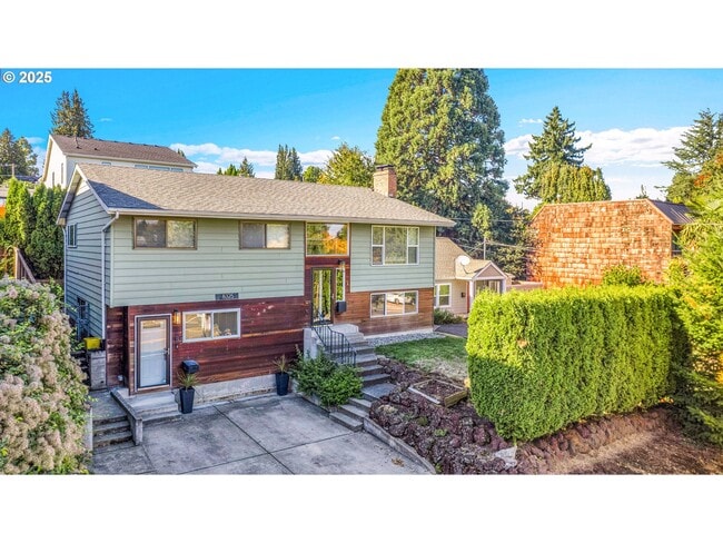 Building Photo - 8325 SW Terwilliger Blvd Unit Terwilliger