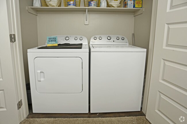 1BR,1BA W/DEN - 895SF - IN UNIT LAUNDRY