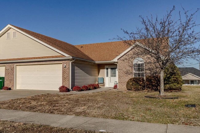 Photo - 214 Applewood Ln