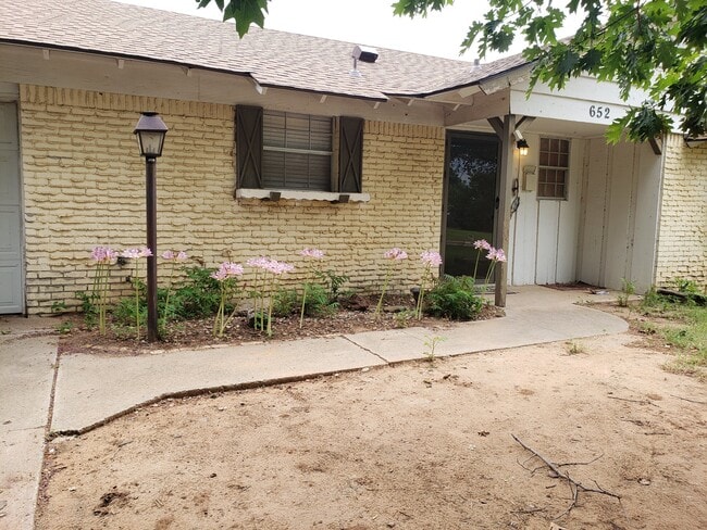 Photo - 652 Lotus Ave