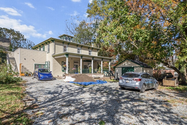 Building Photo - 131 W Walnut Ln Unit 2