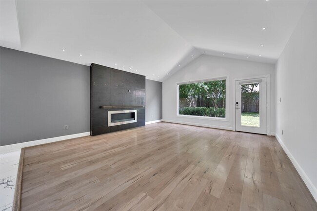 Photo - 2206 Saxon Dr