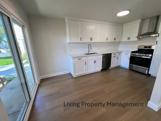 Building Photo - 18912 Valley Cir