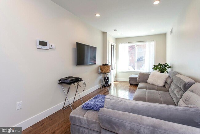 Photo - 2009 Oakford St Unit 1