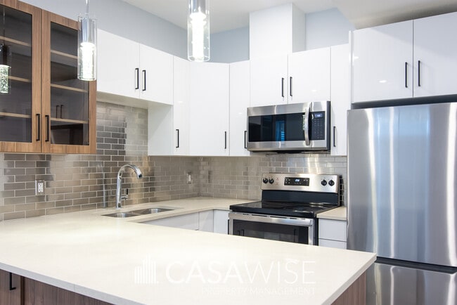 Photo - 10936-10972 72 Ave NW