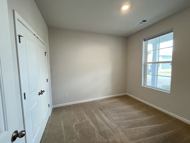 Photo - ONE MONTH FREE RENT IF LEASED BY 10/15!!
