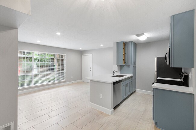 Building Photo - 2101 Fountain View Dr Unit 4 6