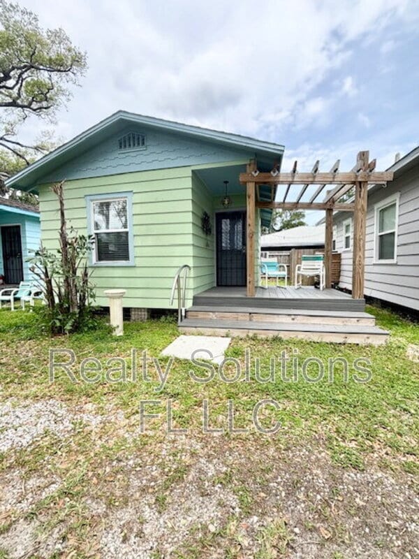 Building Photo - 418 Daytona St