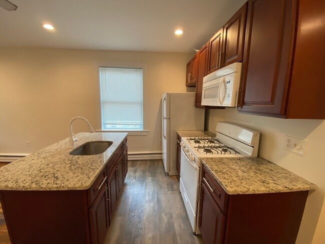 Building Photo - 90 Lyndhurst St Unit 4