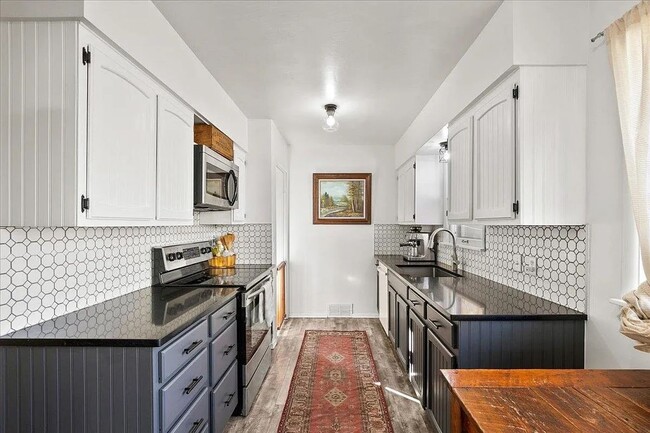 Photo - SPACIOUS 3BD/1BA SOUTH HILL HOME | ATTACHED GARAGE | FENCED YARD | W/D HOOKUPS | AVAIL JULY 1